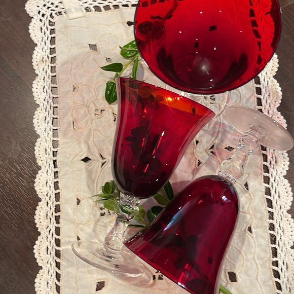 Red vintage goblets with a clear bubble base - Picture 5 of 9